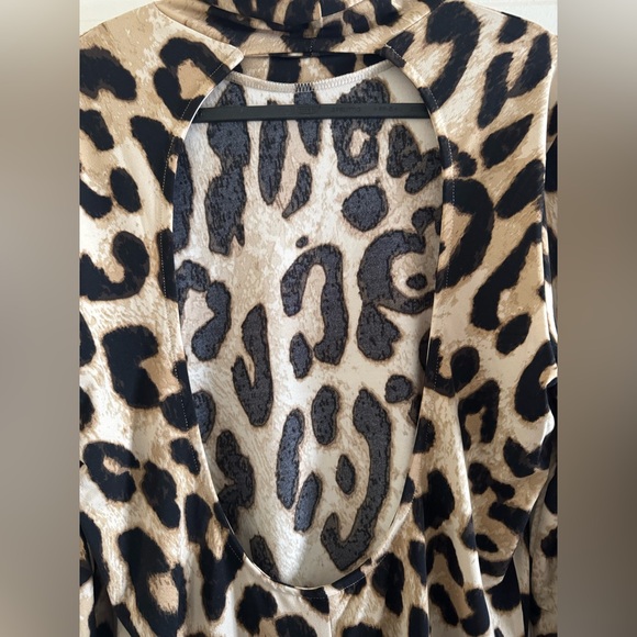 NWT H&M Leopard Print Turtleneck Top with Cut Out Back Size Large - Picture 3 of 5